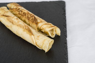 Beyaz arka planda bir tabak krep. 