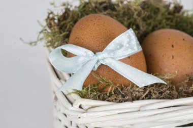 Hasır sepetteki Paskalya yumurtaları 