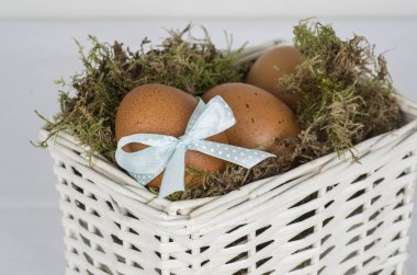 Hasır sepetteki Paskalya yumurtaları 