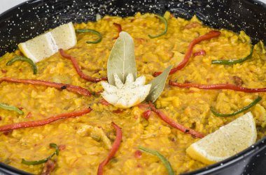 Geleneksel yemek pilav pilavı tipik deniz ürünleri. 