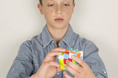 renkli bulmaca kare rubik renk oyunu tek başına oyna 