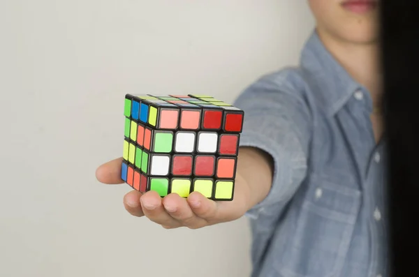 renkli bulmaca kare rubik renk oyunu tek başına oyna 