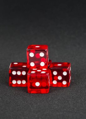 siyah zemin üzerine kırmızı dices 