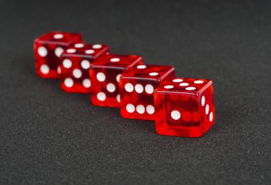 siyah zemin üzerine kırmızı dices 