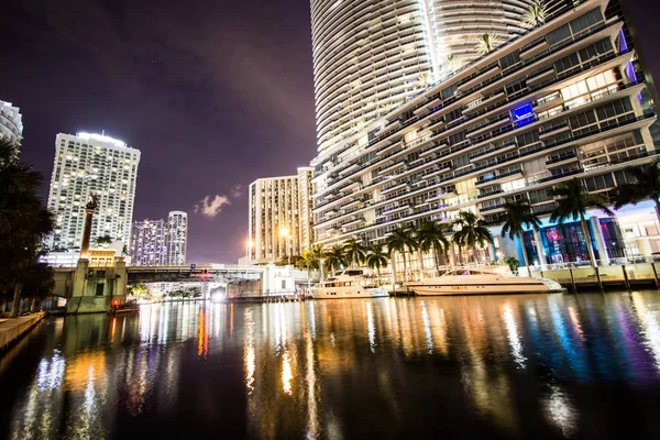 Brickell Köprüsü ve Downtown Miami gece