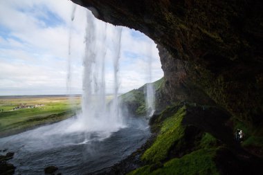 İzlanda'daki bir şelale arkasından çarpıcı bir görünüm