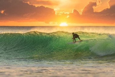 Surfer sörf gündoğumu