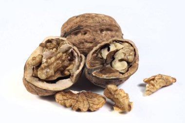 Cevizler beyaz üzerine izole