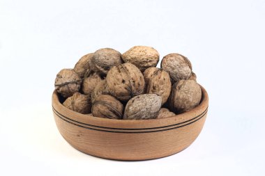 Cevizler beyaz üzerine izole