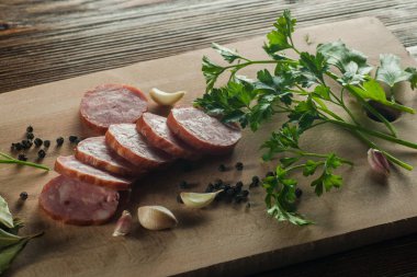 sosis beyazda izole edilmiş.