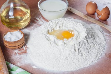 Masanın üzerine un