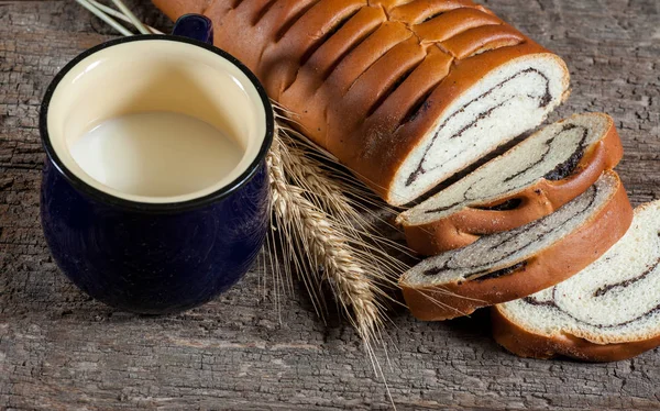 Pie with poppy — Stock Photo, Image