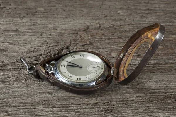 Relógios antigos em madeira velha — Fotografia de Stock