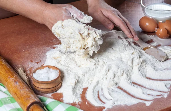 Bäcker bereitete Mehl zum Backen zu — Stockfoto