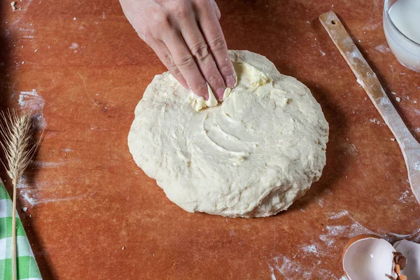 Пекарь приготовил тесто — стоковое фото