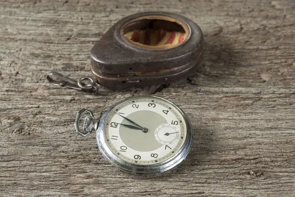 Gamla klockor på gamla bord — Stockfoto