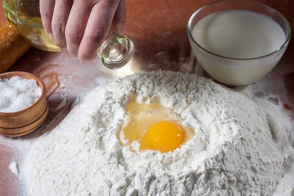 Baker farinha preparada para assar — Fotografia de Stock