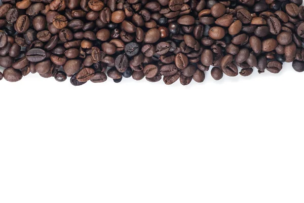 Кофейные бобы на белом — стоковое фото