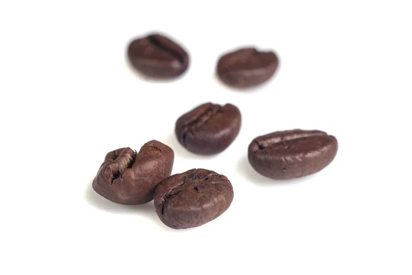 Изолированные кофейные бобы — стоковое фото