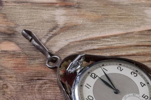 Viejos relojes en la mesa — Foto de Stock