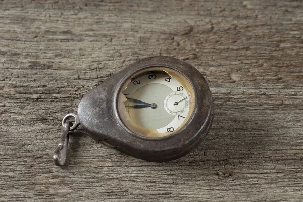 Viejos relojes en la mesa vieja — Foto de Stock