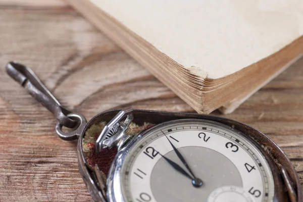 Oude klokken op tafel — Stockfoto