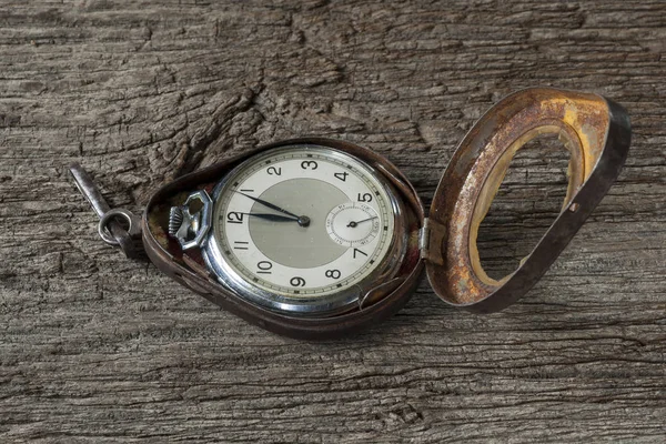 Viejos relojes en la mesa vieja — Foto de Stock