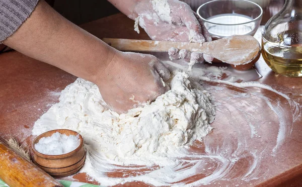 Massa de farinha preparada padeiro — Fotografia de Stock