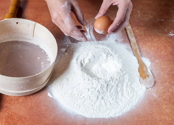 パンを焼くために小麦粉を準備 — ストック写真