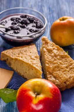 Ev yapımı elmalı turta.