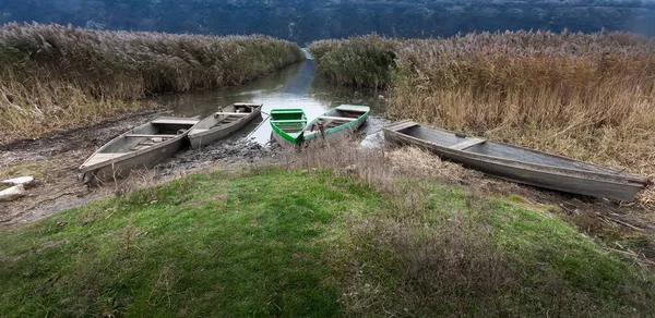 Fischerboote am Ufer des Flusses — Stockfoto