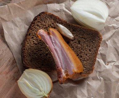 ekmek ve bir masada karşılamak