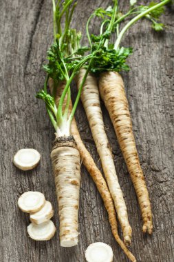 maydanoz kökü bir tahta üzerinde