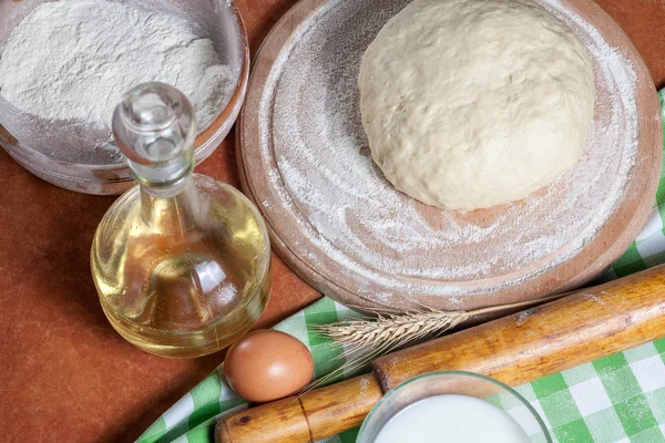 Teig zum Backen vorbereitet — Stockfoto