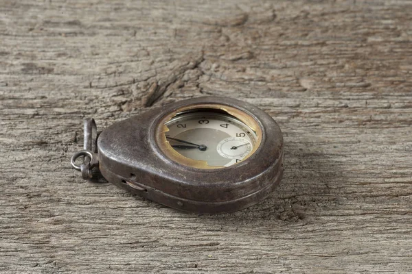 Viejos relojes en una mesa vieja — Foto de Stock