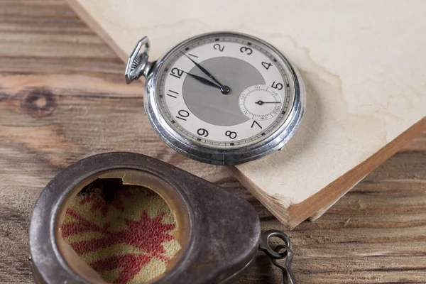 Stare zegary na stary stół — Zdjęcie stockowe
