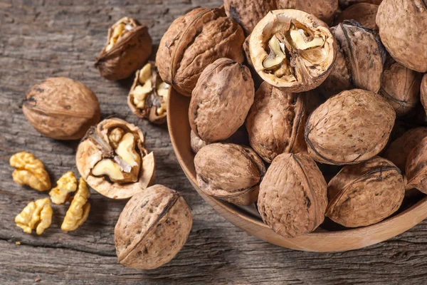 Nueces en la mesa — Foto de Stock