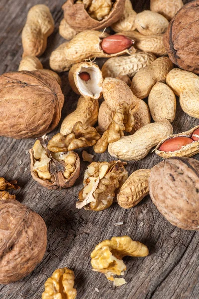 Nueces en la mesa — Foto de Stock