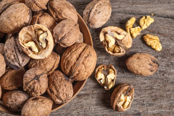 Nueces en la mesa — Foto de Stock