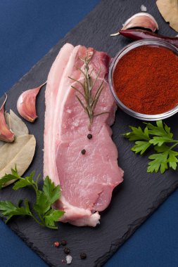 pişmemiş domuz eti