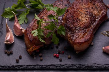 Fırında domuz eti.