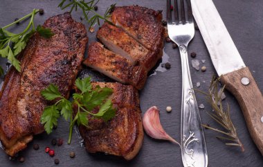 Fırında domuz eti.