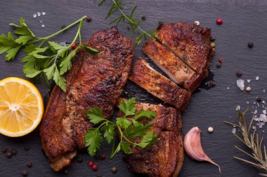 Fırında domuz eti.