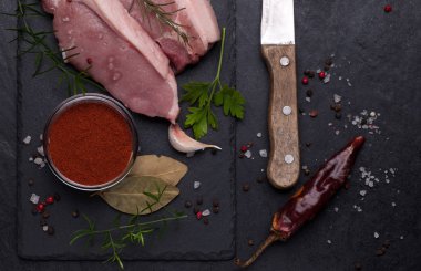 pişmemiş domuz eti