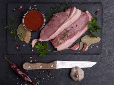 pişmemiş domuz eti