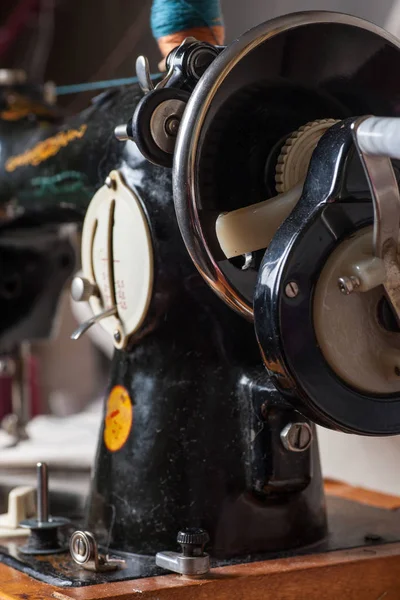 Старая винтажная швейная машинка — стоковое фото