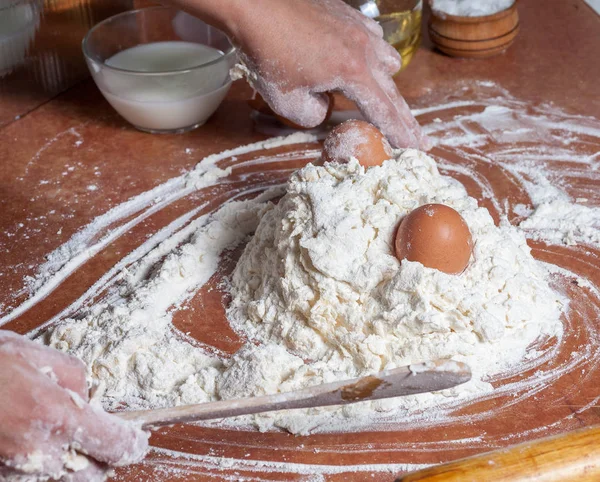 Bäcker bereitete Teig zu — Stockfoto