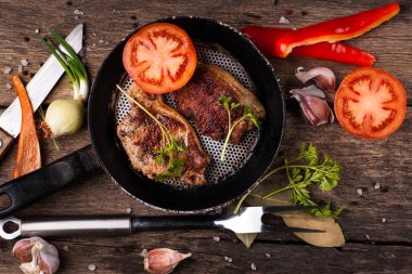 Fırında domuz eti.