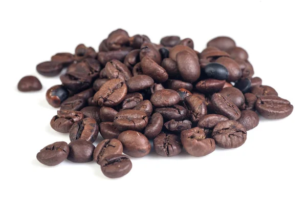 Изолированные кофейные бобы — стоковое фото