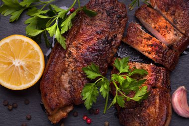 Fırında domuz eti.